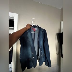 All clothes at $7 each, and their user lightly, dm me for more ..